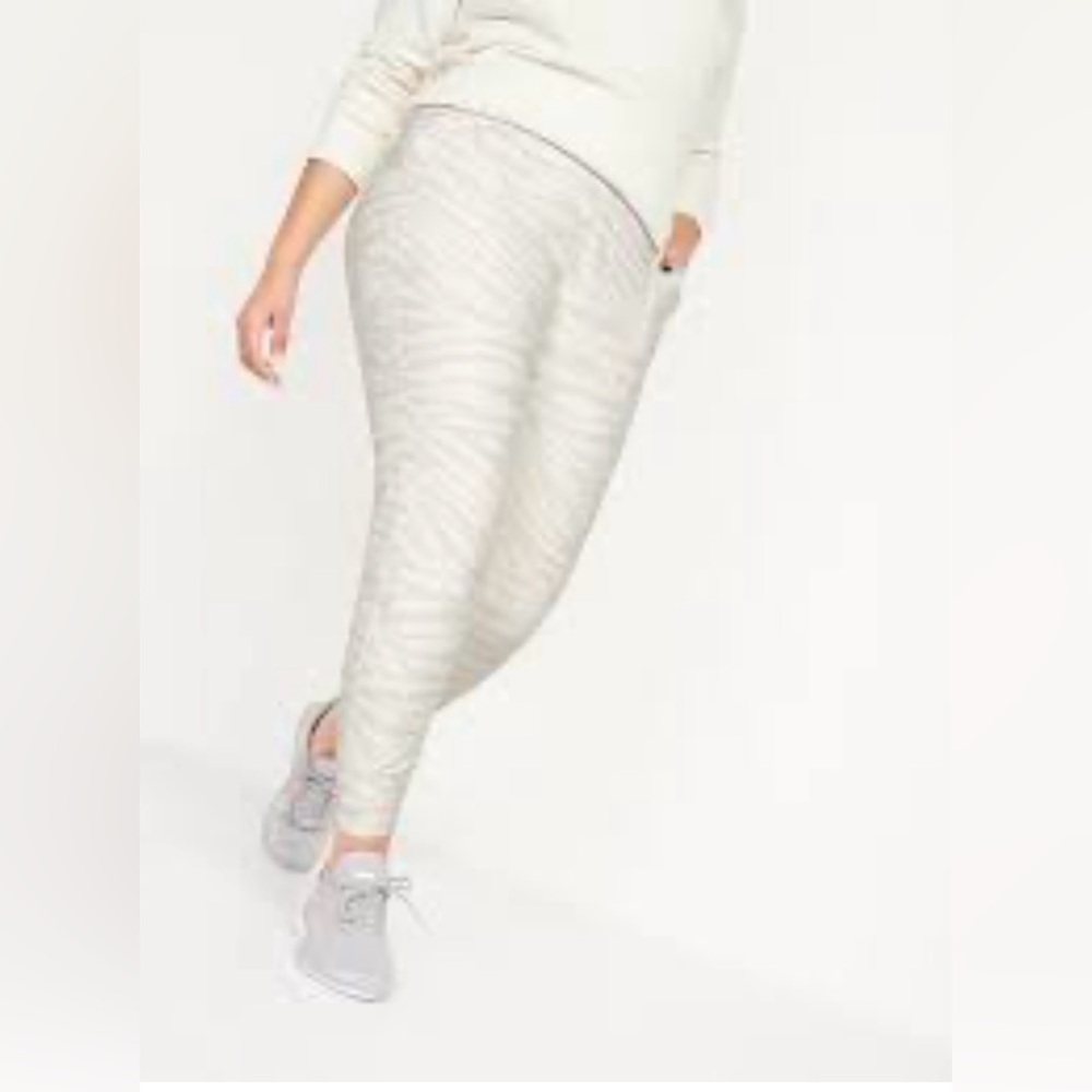 NWT Old Navy High Waisted Power Soft 7/8 Joggers in White Zebra Size Medium